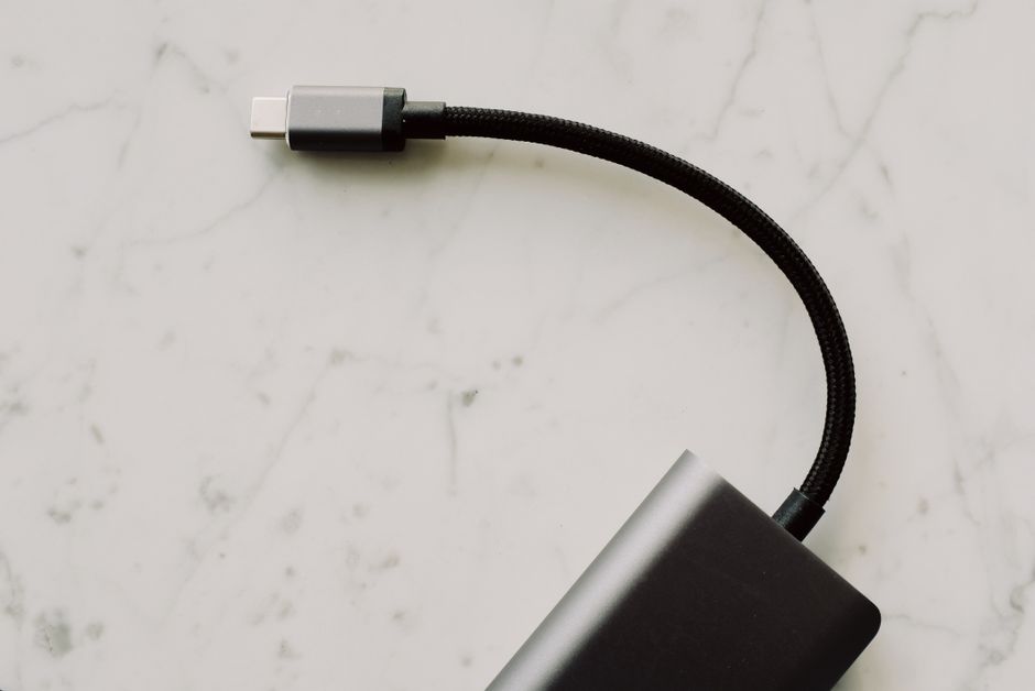 USB-C muurinbouwstopcontact naast moderne lamp. USB-C muurinbouwstopcontact naast moderne lamp.
